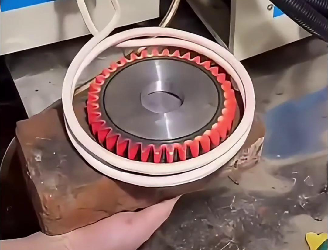 高頻淬火設(shè)備在齒輪淬火熱處理中扮演著至關(guān)重要的角色