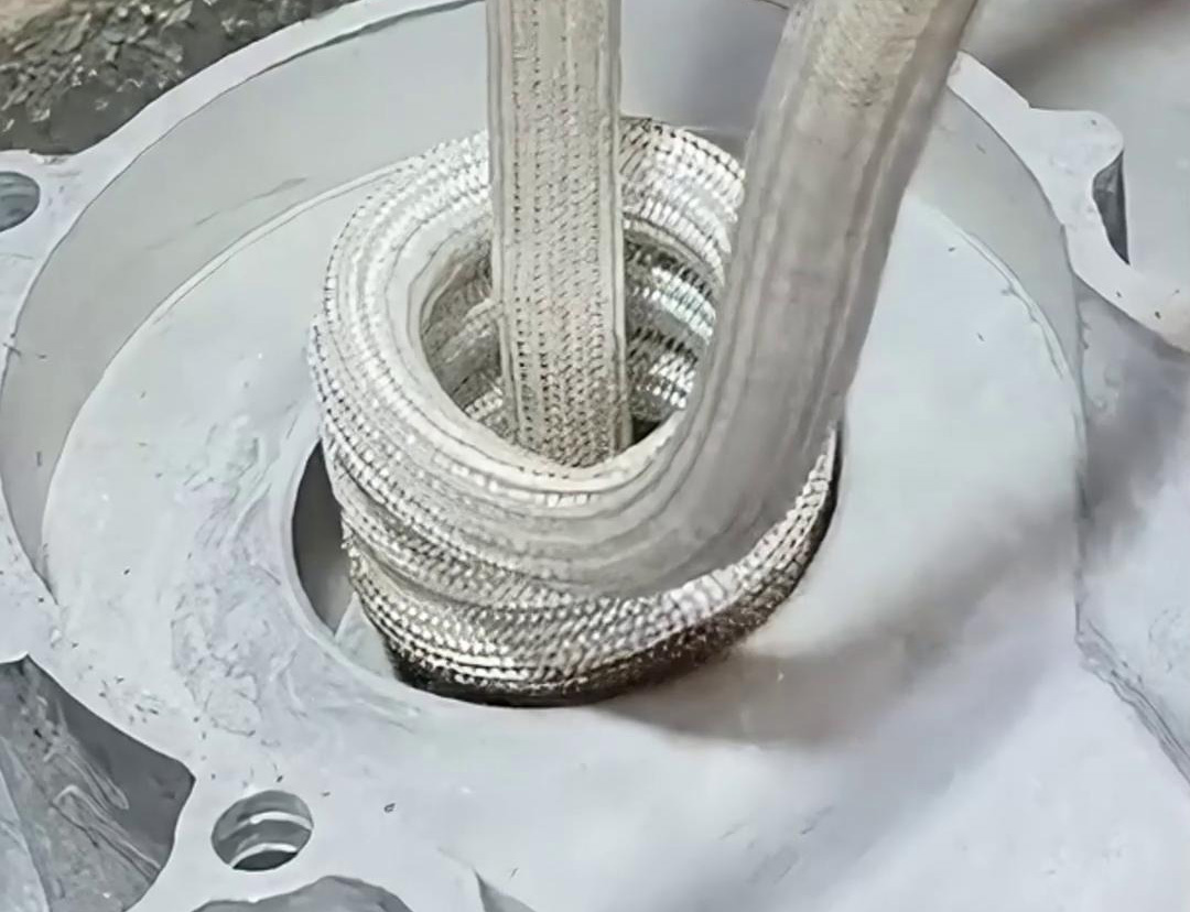 鋁殼外殼內(nèi)孔類的加熱設(shè)備，而高頻加熱機(jī)無疑是一個(gè)值得考慮的選擇