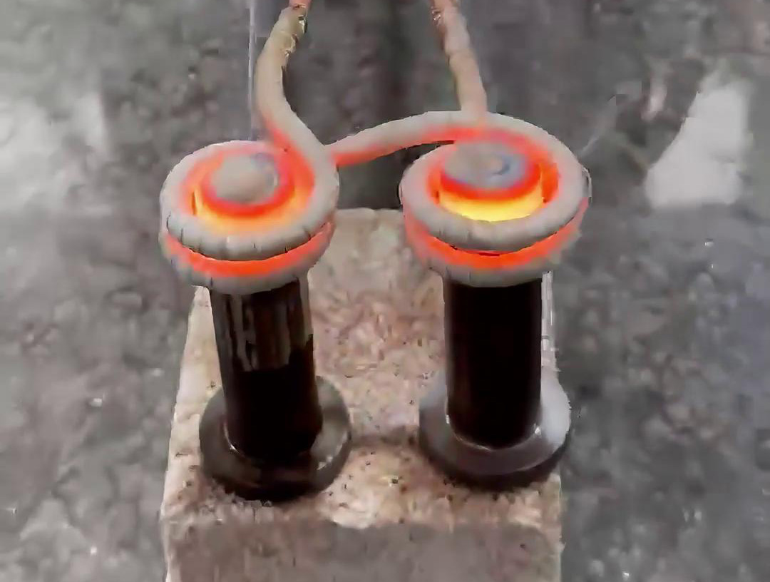 中頻感應(yīng)加熱設(shè)備，它可以同時(shí)加熱多個(gè)金屬工件