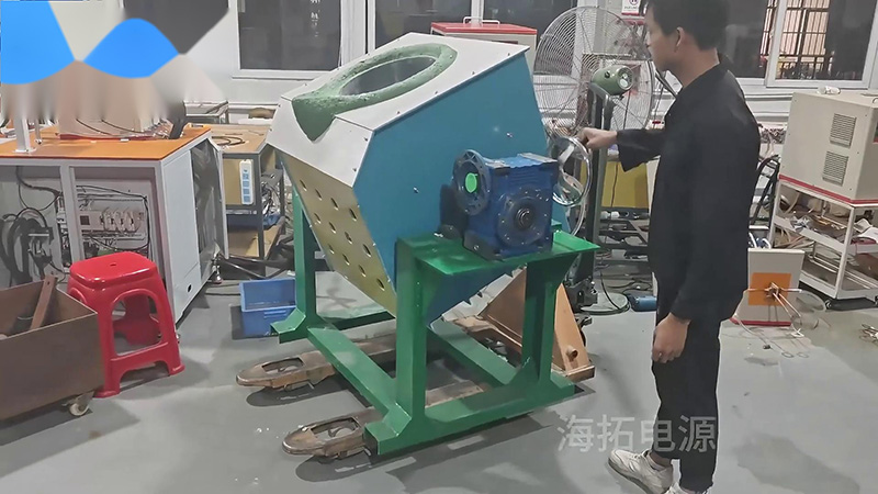 客戶定制的300公斤中頻熔煉爐，手搖傾倒式熔銅爐