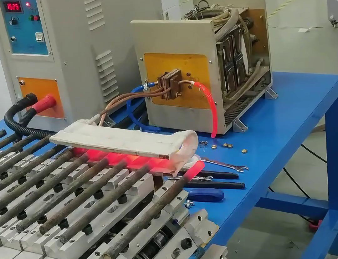 感應(yīng)加熱設(shè)備在同時(shí)加熱多根棒料方面表現(xiàn)出色(圖2)