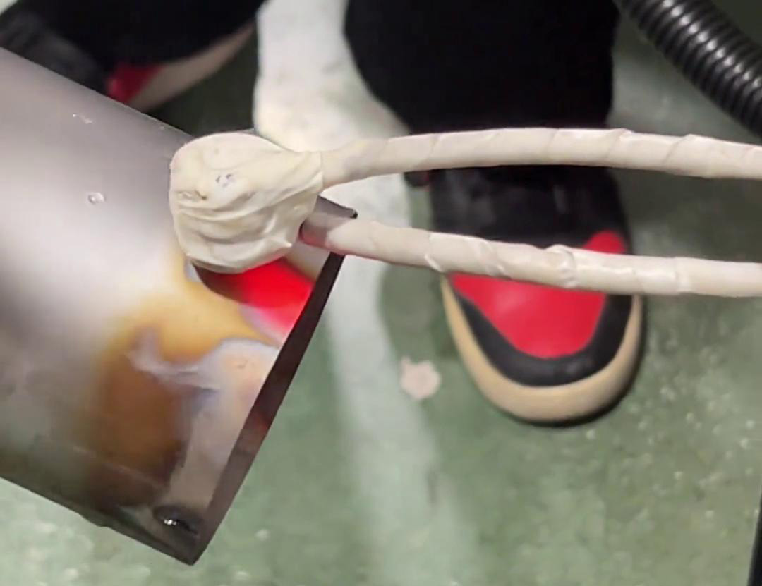 40KW高頻加熱機(jī)對(duì)不銹鋼保溫杯杯壁進(jìn)行局部加熱退火紅沖的工藝