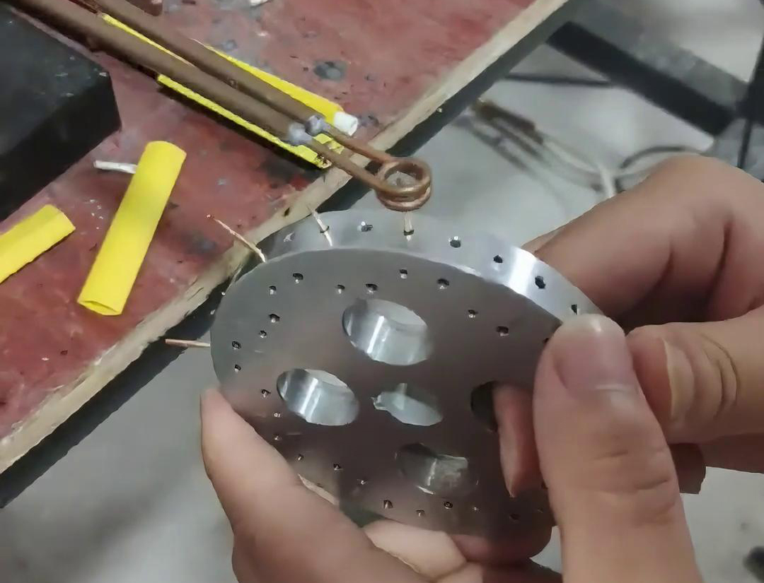 ?一款功能強(qiáng)大的超高頻釬焊機(jī)，專為焊接尺寸特別小的工件而設(shè)計(jì)