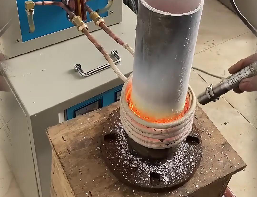 這是高頻加熱機(jī)對(duì)鋼管加熱，可以根據(jù)需求配備溫控監(jiān)測