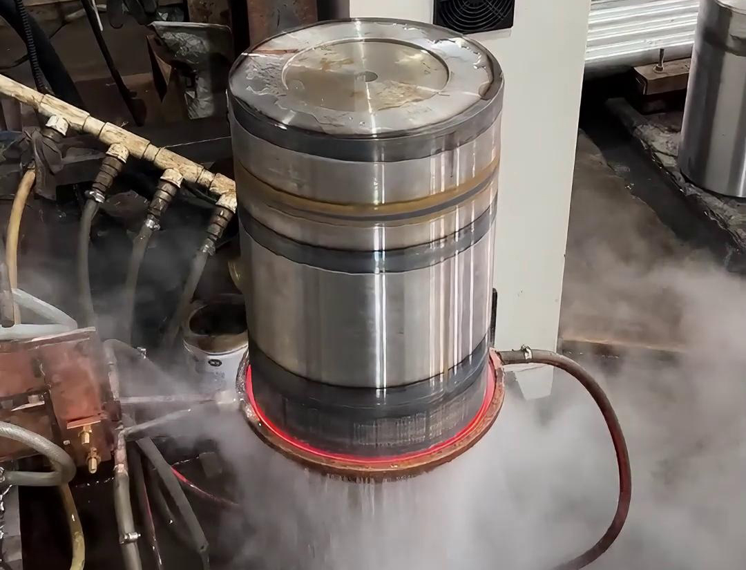 軸高頻淬火熱處理是一種高效的金屬熱處理方法，主要用于提高軸類零件的表面硬度和耐磨性