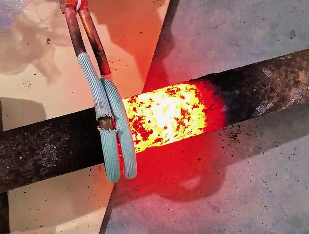 對(duì)于棒料的移動(dòng)加熱，手持式高頻機(jī)是非常適用