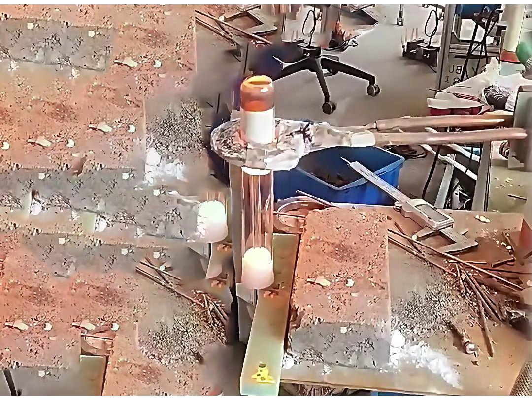 簡(jiǎn)易真空熔煉爐在實(shí)驗(yàn)室、教學(xué)演示以及某些要求不高的金屬熔煉測(cè)試中有著廣泛的應(yīng)用