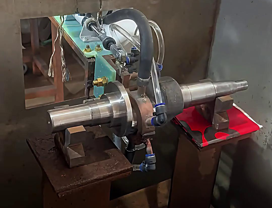 將曲軸置于中頻感應(yīng)淬火設(shè)備中，通過感應(yīng)線圈產(chǎn)生的交變磁場使曲軸表面迅速升溫至淬火溫度