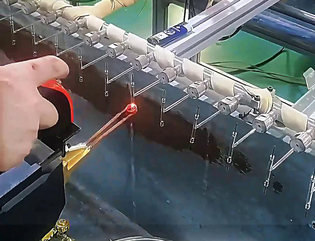 氙氣燈燈珠和除毛儀燈珠的加熱，高頻感應(yīng)加熱機(jī)同樣可以發(fā)揮其優(yōu)勢