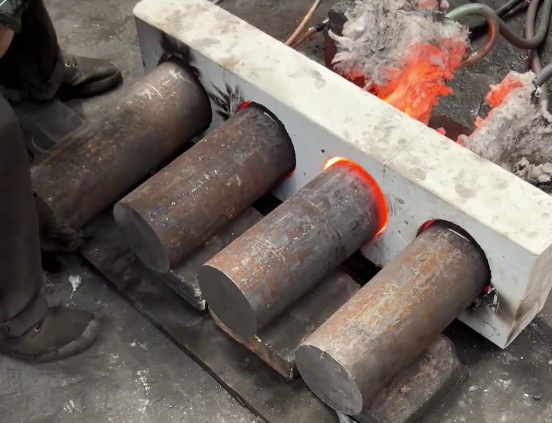 對于需要加熱大型棒料的場合，建議優(yōu)先考慮采用中頻感應加熱設備