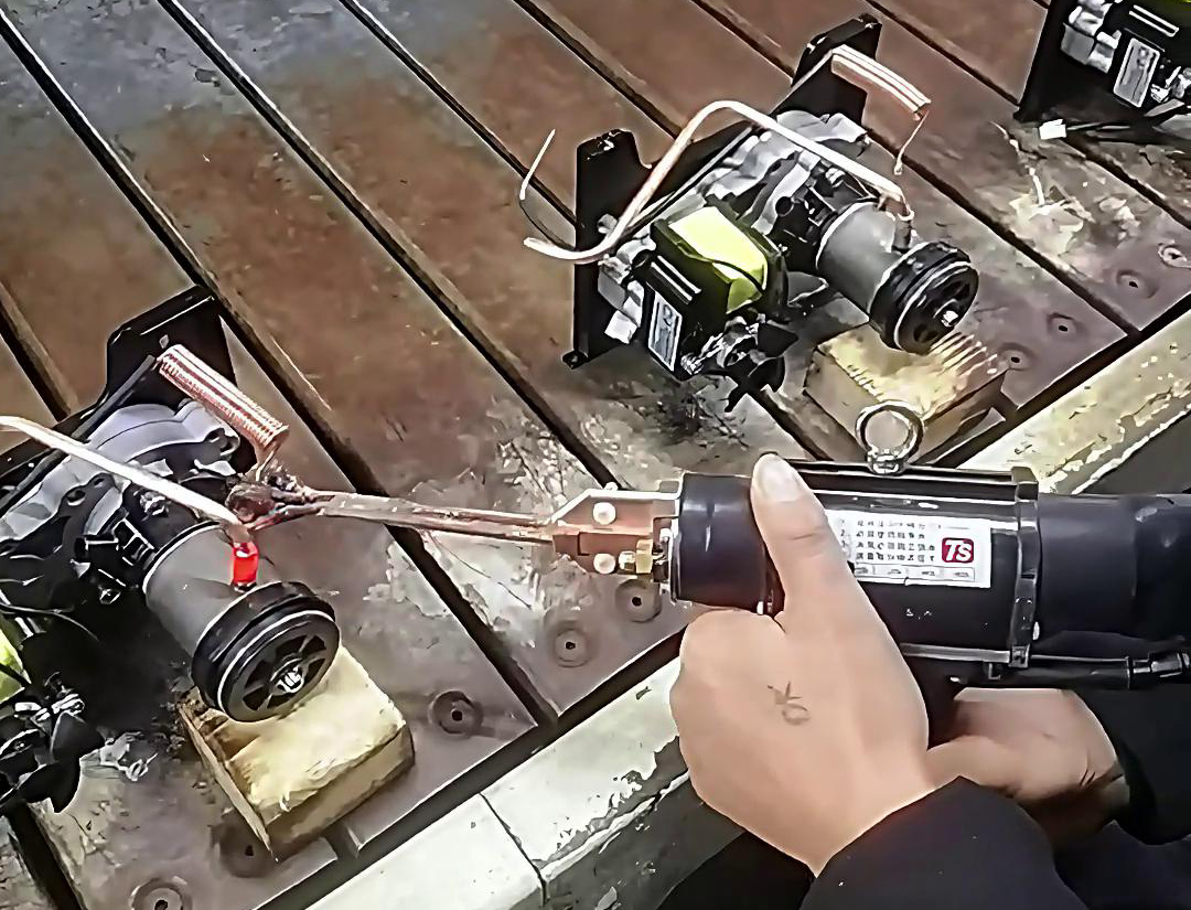 空調(diào)毛細(xì)銅管自動(dòng)化焊接設(shè)備：高頻釬焊技術(shù)的精密制造解決方案