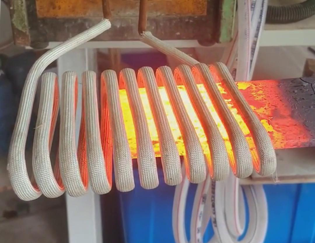 在鐵板局部加熱中，高頻加熱機是一種高效、精確且節(jié)能的設(shè)備(圖2)