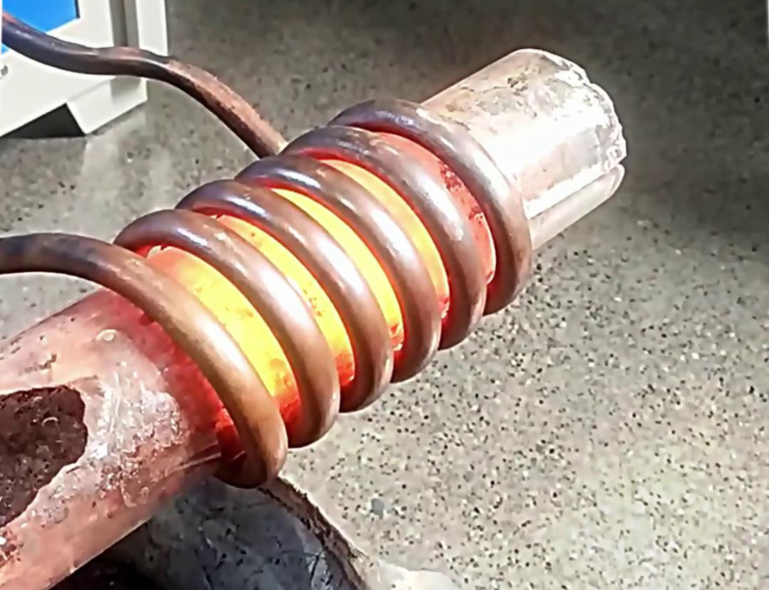 超音頻棒料加熱爐廣泛用于金屬鍛造、擠壓、軋制等工藝前加熱環(huán)節(jié)