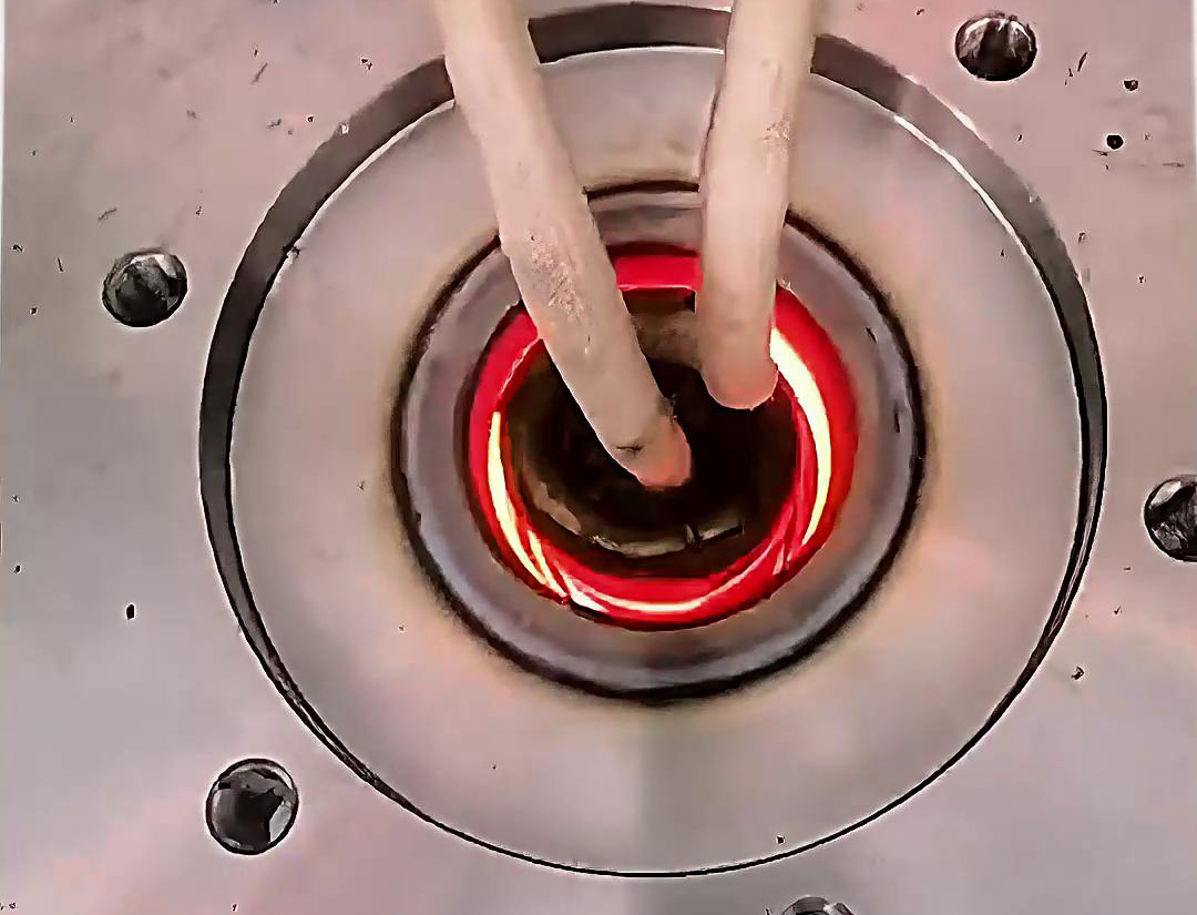 內(nèi)孔高頻加熱是一種利用高頻電磁場對物體內(nèi)部孔道進行加熱的技術(shù)
