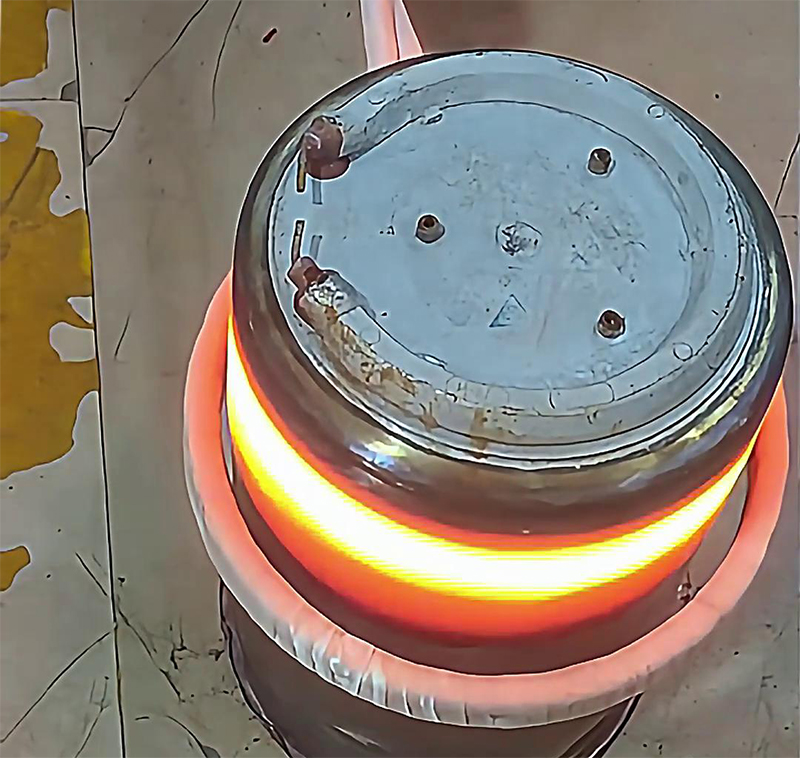 不銹鋼燒水罐體毛坯的退火處理，采用手持式高頻加熱機(jī)進(jìn)行自動(dòng)化在線退火生產(chǎn)