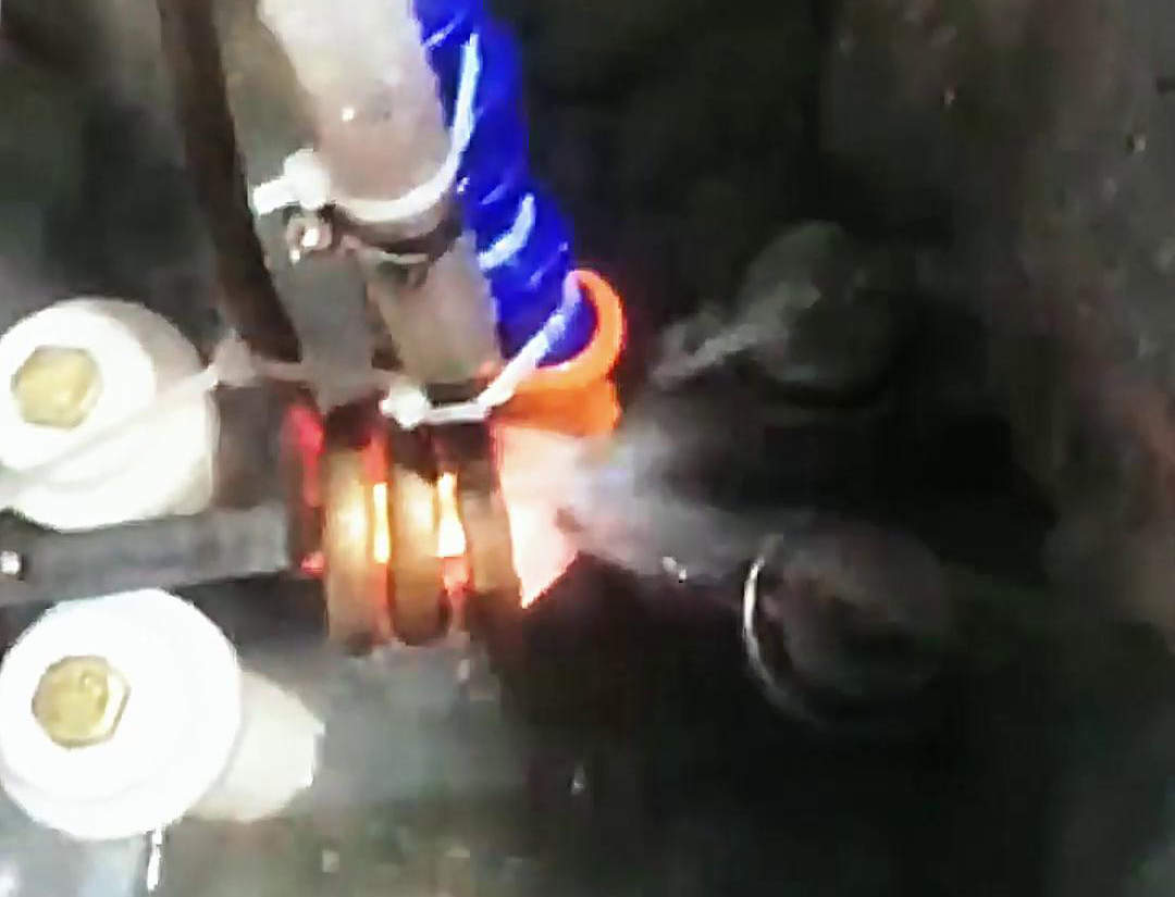 導(dǎo)軌感應(yīng)淬火具有加熱速度快、生產(chǎn)效率高、淬火質(zhì)量穩(wěn)定等優(yōu)點(diǎn)