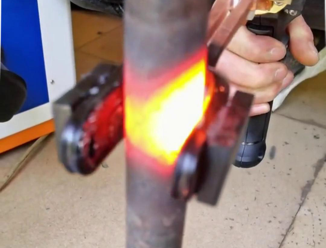 手持式高頻加熱機(jī)U型開口線圈對(duì)直徑22mm，厚度為3mm鋼管加熱測(cè)試