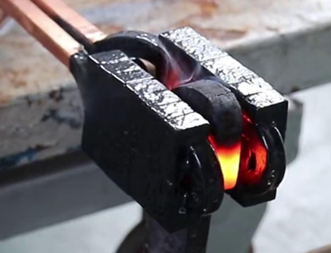 手持式高頻加熱機(jī)采用 U 型開口線圈設(shè)計(jì)，讓加熱方便更均勻