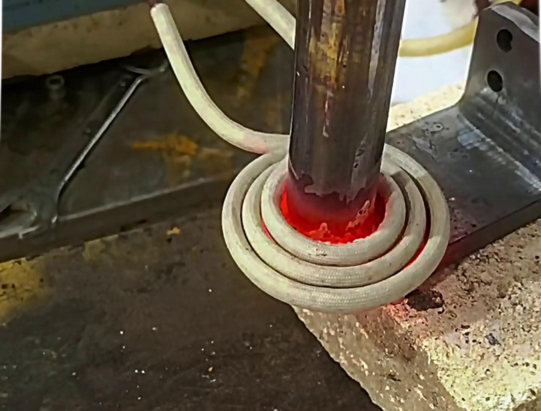 紫銅排的焊接采用高頻感應(yīng)加熱焊接設(shè)備的感應(yīng)釬焊方式進(jìn)行焊接