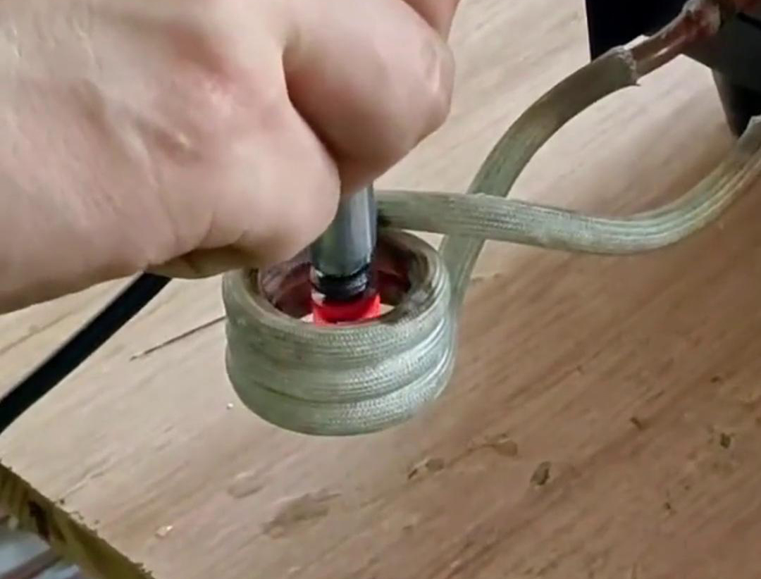 使用高頻淬火機對直徑15mm的小軸進行淬火熱處理