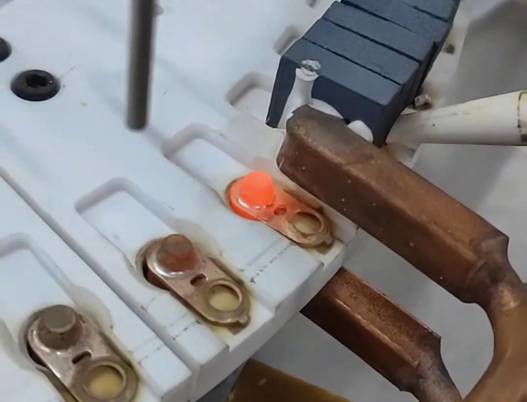 全自動(dòng)高頻焊接設(shè)備，用于銅端子的自動(dòng)化焊接