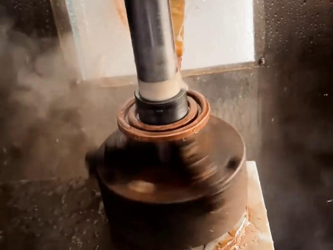 自動化高頻淬火設備，它采用 PLC 控制系統(tǒng)，操作簡單方便