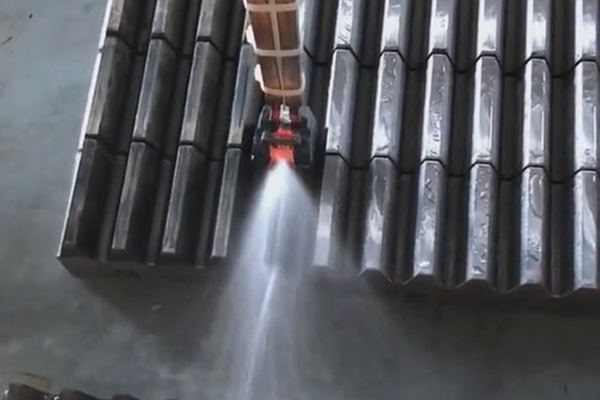 粉絲問 “高頻加熱能在水中直接加熱工件嗎？” 實測：海瑞拓高頻設(shè)備真能做到！(圖3)