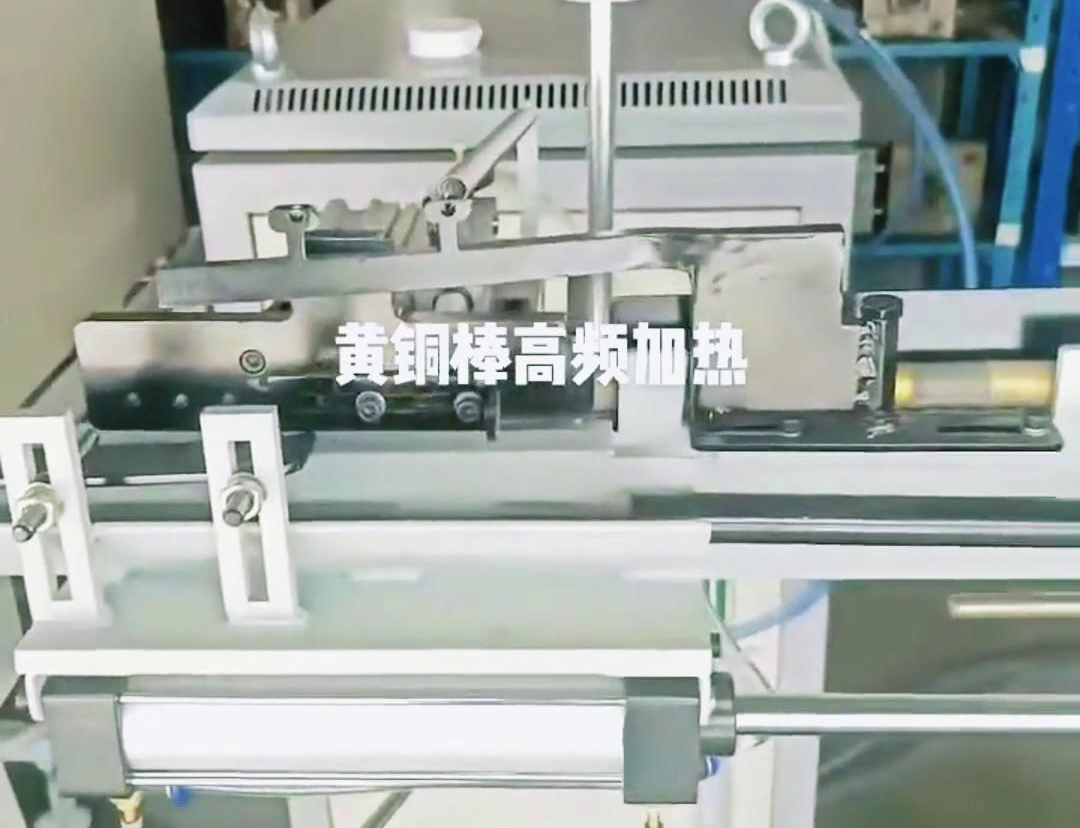 自動(dòng)化送料機(jī)把一根根的黃銅棒送到鍛造加熱爐里加熱