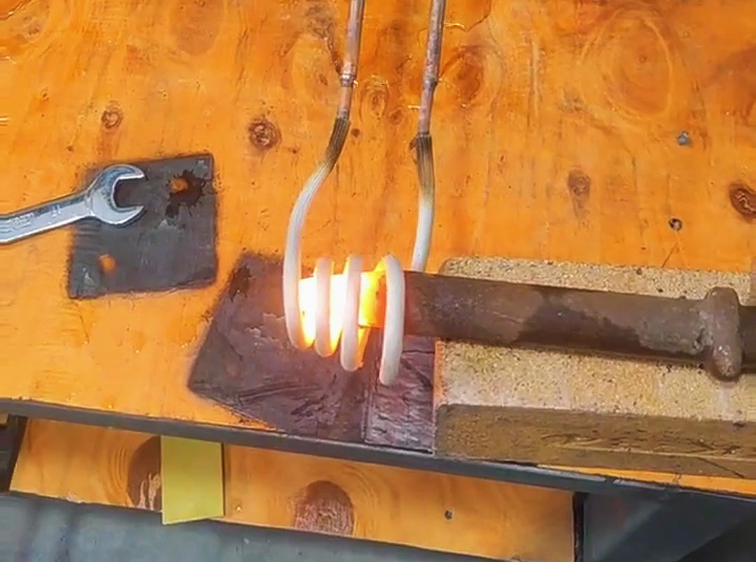 鎬釬高頻加熱鍛打是一種高效、快速的熱處理和鍛造工藝