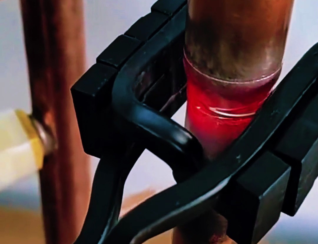 手持式高頻焊機對直徑28mm的紫銅管進行焊接