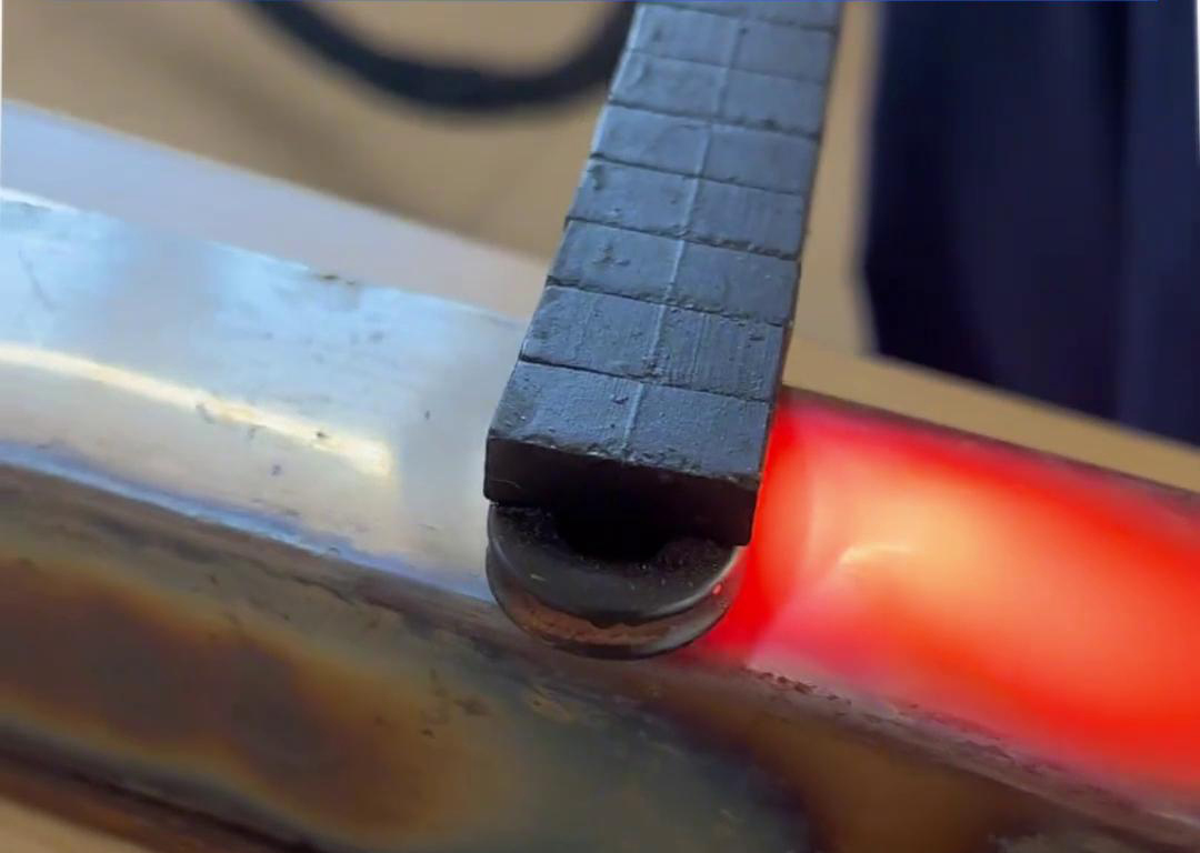 手持式高頻機(jī)一臺設(shè)備即可完成焊接、加熱、退火、淬火等多種任務(wù)