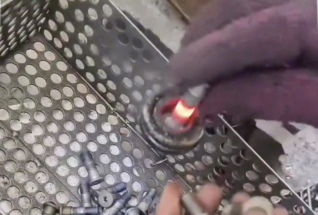 220V電就可以使用小型高頻退火機(jī)，適合各類小型零部件加熱淬火退火熱處理