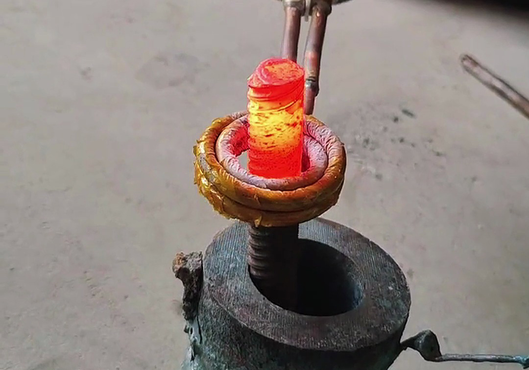 手持式高頻加熱機(jī)對螺紋鋼筋加熱測試