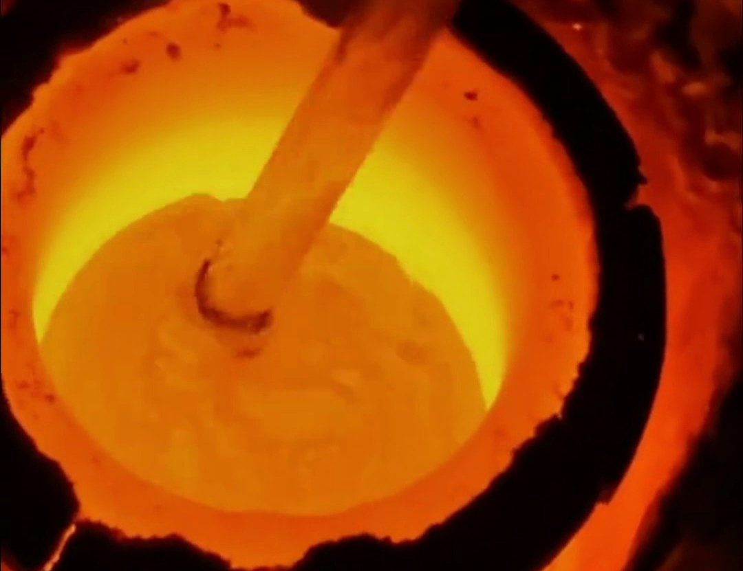 高頻熔煉爐是一種高效的金屬熔煉設(shè)備，常用于熔化、提純或合金化金屬