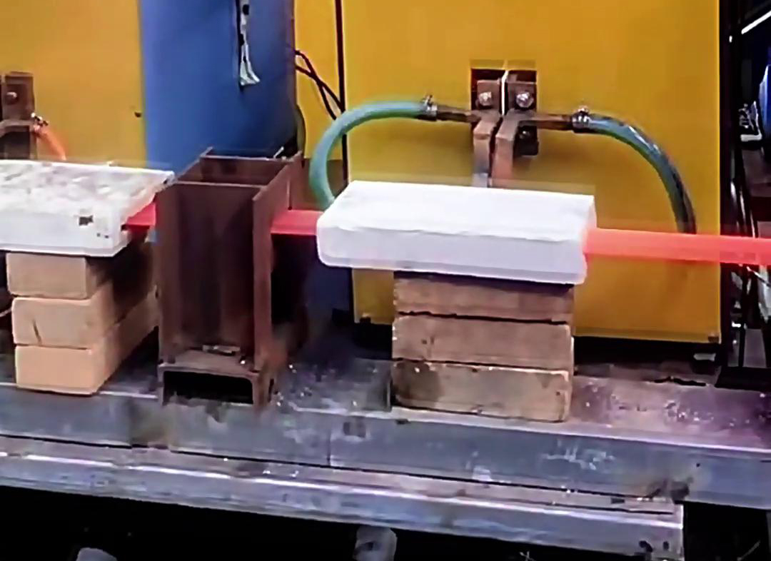 高頻感應(yīng)加熱機(jī)在熱軋鋼板生產(chǎn)線中可快速加熱鋼坯