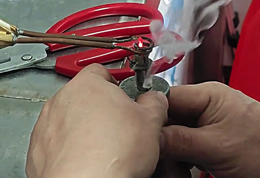 魚鉤焊接就是使用高頻焊機來完成焊接