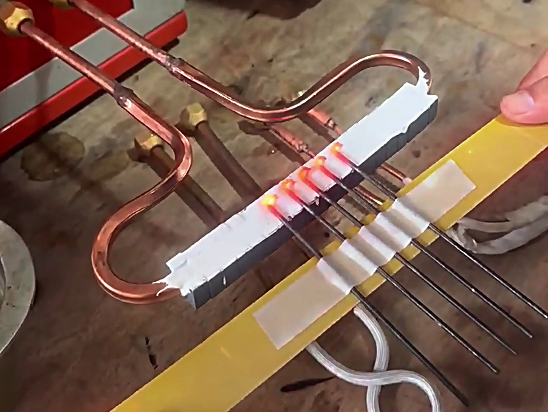 高頻加熱機(jī)通過高頻電磁感應(yīng)技術(shù)實(shí)現(xiàn)金屬快速加熱