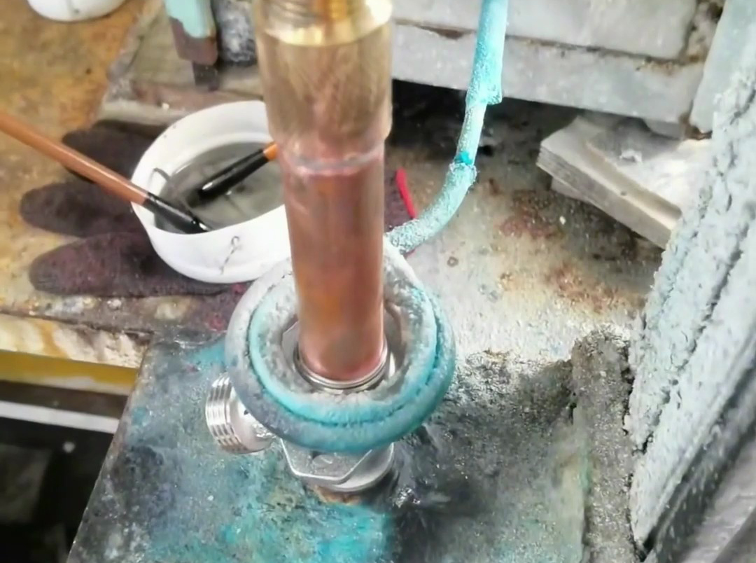 高頻焊接設(shè)備對銅接頭焊接現(xiàn)場演示，采用的是錫焊工藝