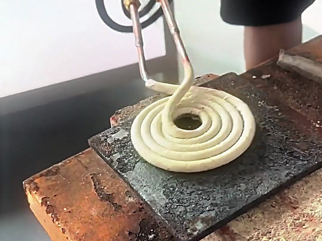 標(biāo)準(zhǔn)高頻加熱機(jī)軟鏈接手持化改造：非接觸移動(dòng)熱處理解決方案