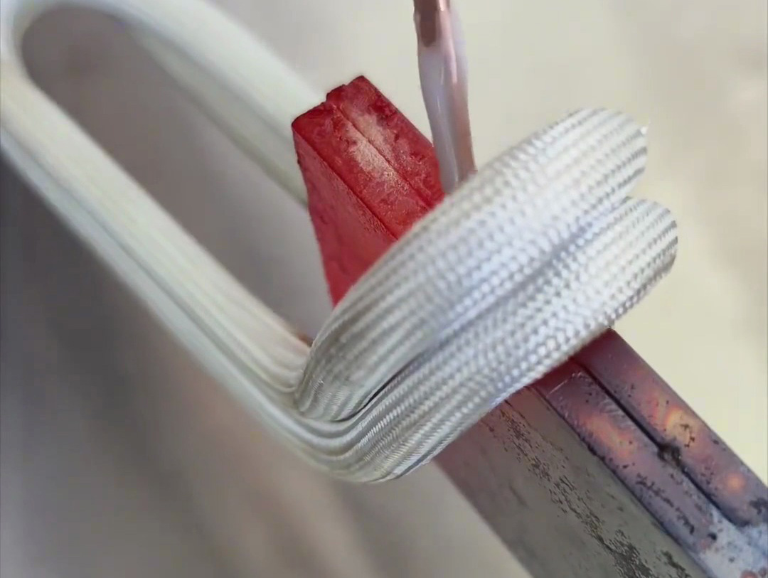 銅排焊接使用手持式高頻焊機(jī)來(lái)釬焊，同種或者是異種金屬釬焊