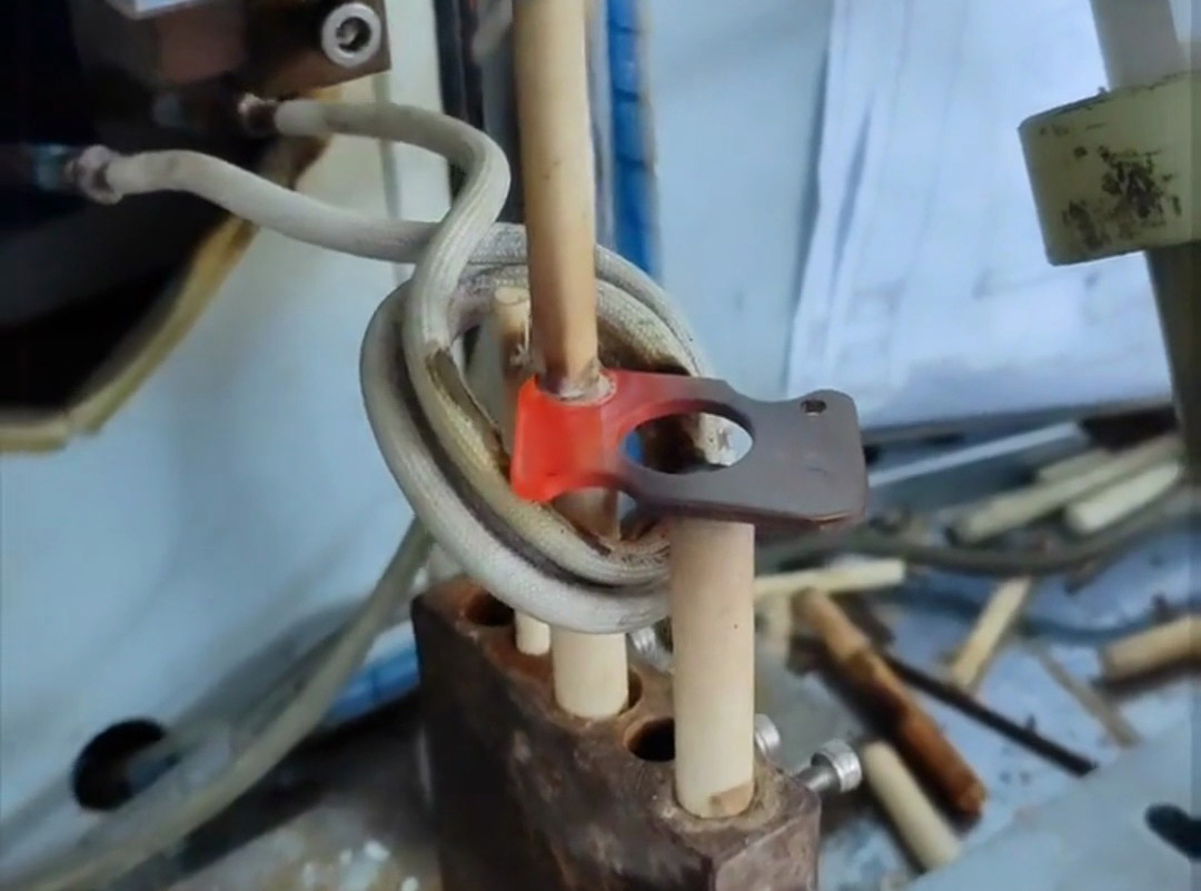 半自動(dòng)銅件焊接設(shè)備：高效精準(zhǔn)的高頻焊接解決方案