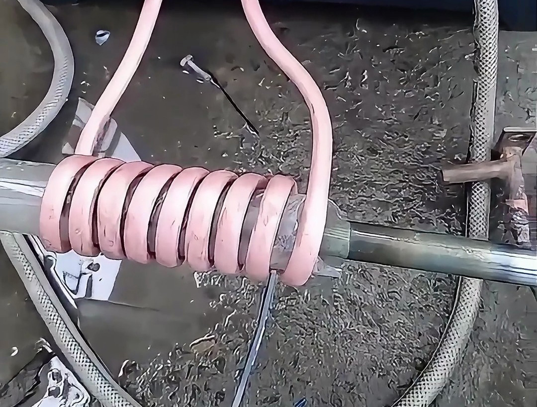 高頻感應(yīng)加熱設(shè)備試機(jī)發(fā)生了一點(diǎn)小意外，工件碰到銅管短路炸管