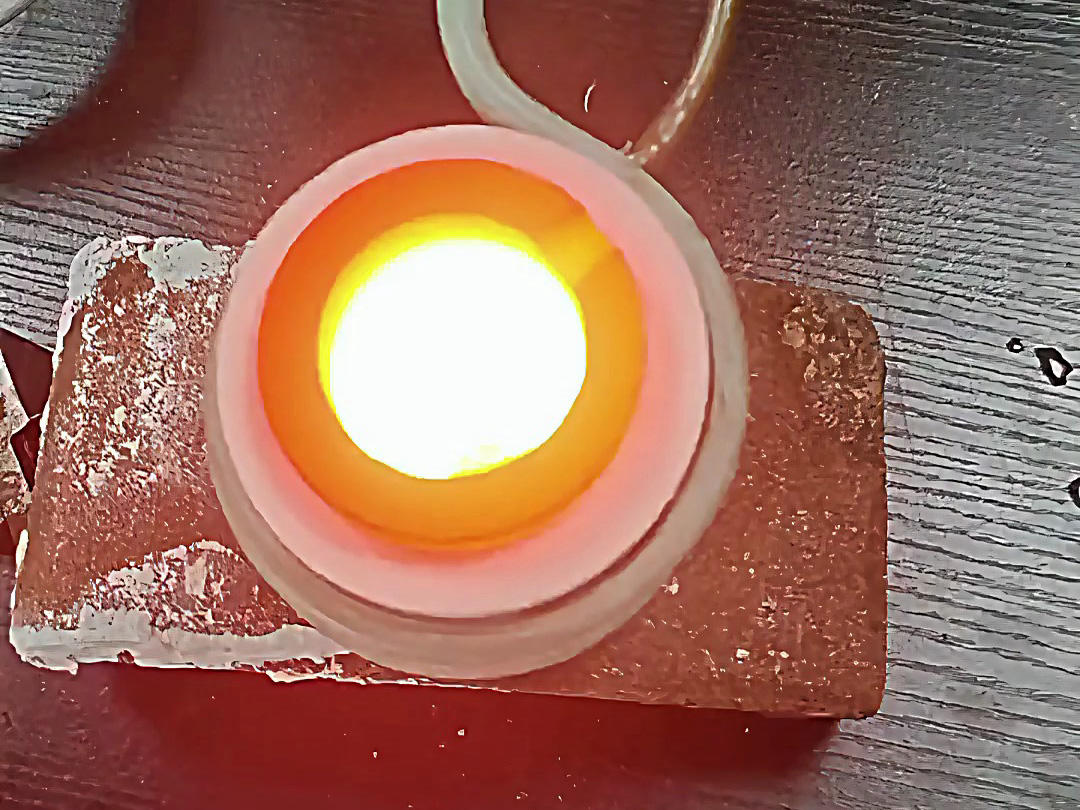 220V 小型高頻熔煉爐：2 公斤銅塊熔煉的實踐應(yīng)用