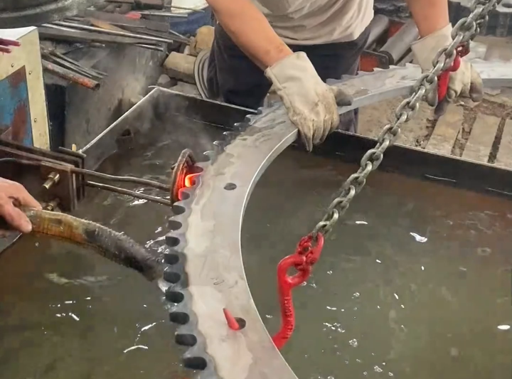 超大齒輪單齒淬火：人工操作的局限與臥式機(jī)床的必要性