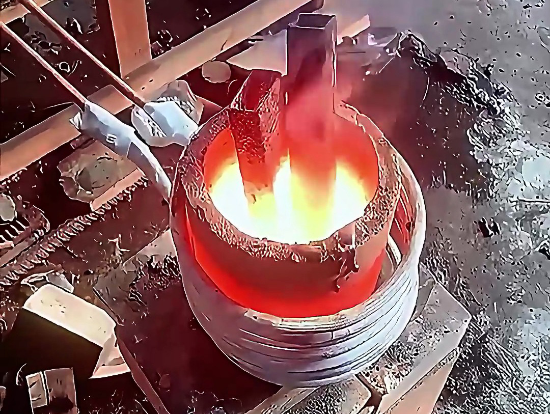 高頻金屬熔煉爐以高頻感應(yīng)加熱技術(shù)，將金屬加熱到熔點(diǎn)，實(shí)現(xiàn)金屬熔煉