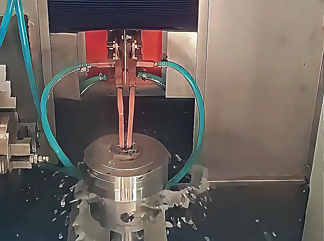 這臺高頻淬火設(shè)備可適應(yīng)不同尺寸齒輪軸的淬火熱處理