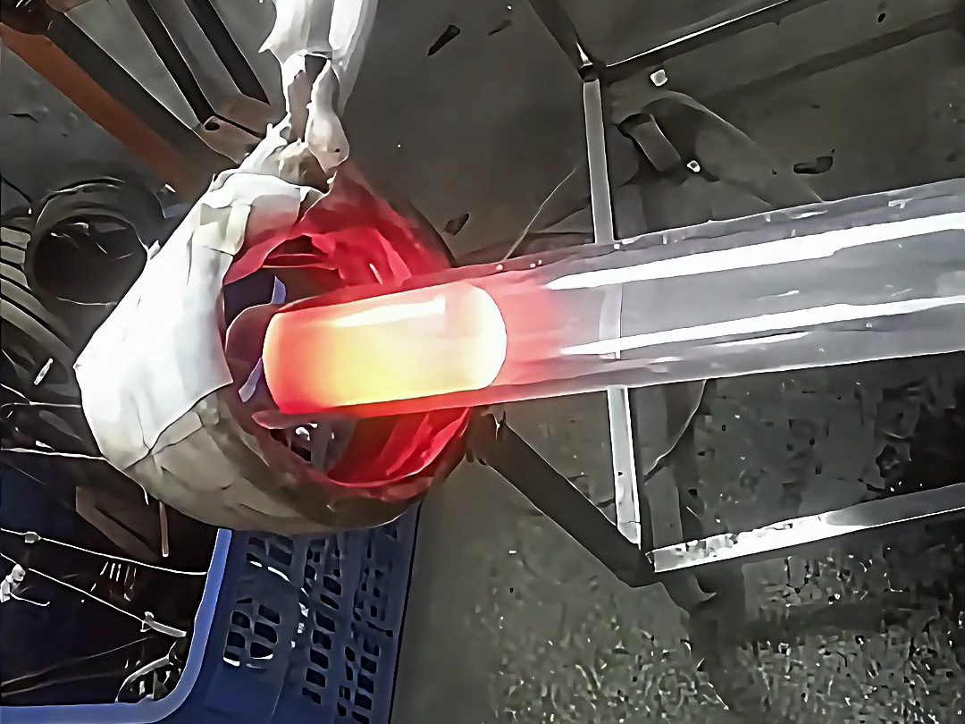 高頻加熱機(jī)在測試樣品，金屬樣品放在石英管內(nèi)，通過高頻機(jī)感應(yīng)加熱