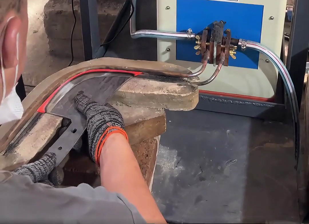 操作員專業(yè)演示：如何用高頻率淬火提升刀具耐用度？