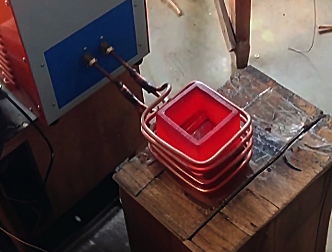 小型熔煉爐能用方形坩堝？海瑞拓中頻熔煉爐非標(biāo)定制，滿足你的特殊需求