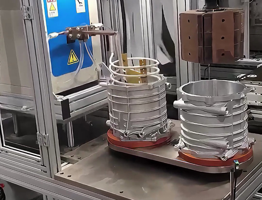 帶智能溫控中頻加熱設(shè)備：熱配合場(chǎng)景的 “精準(zhǔn)裝配專家”，適配電機(jī)轉(zhuǎn)子、管軸軋輥等工藝(圖1)